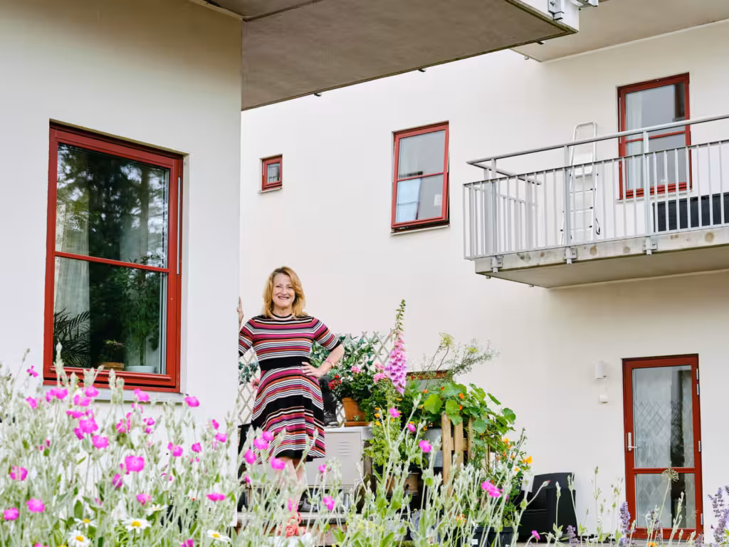 Anna-Lena Lindblad i sin trädgård i Vargbacken.